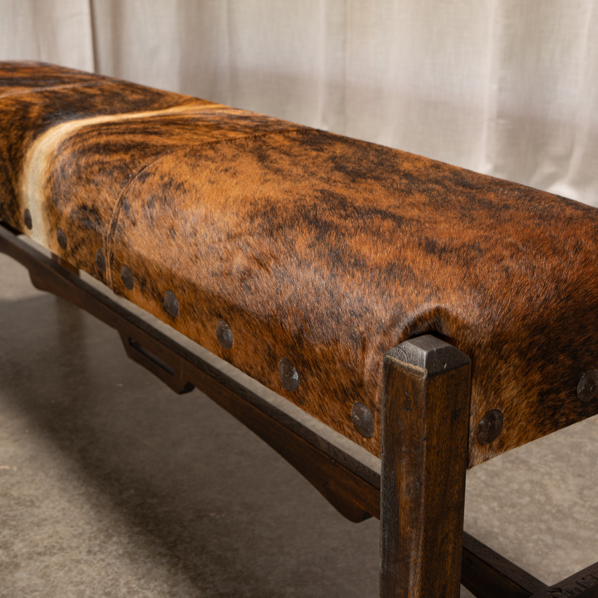 Bench Nevada Dark Distressed/Hair On Hide